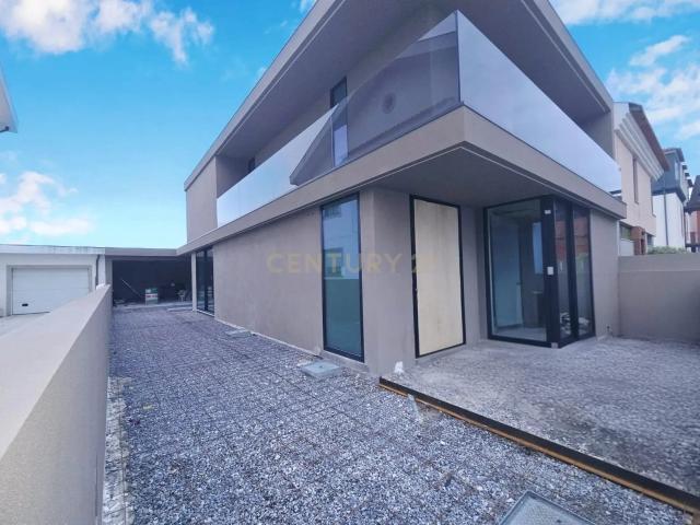 Moradia T4 com Piscina 3 Em Construção – Centro da Póvoa de Varzim