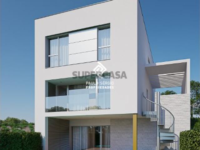 Moradia T4, 3 frentes em ótima localização em Madalena