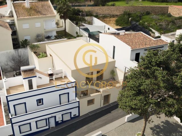 MORADIA T4 COM PROJETO APROVADO + TERRENO URBANO | A 200M DA PRAIA DE CARVOEIRO