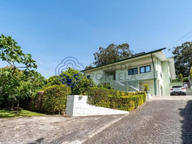Moradia T4 com sotão, 4 frentes e grande jardim e quintal
