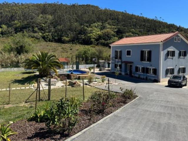 Moradia T4 com Sótão na Batalha, Santo Quintino