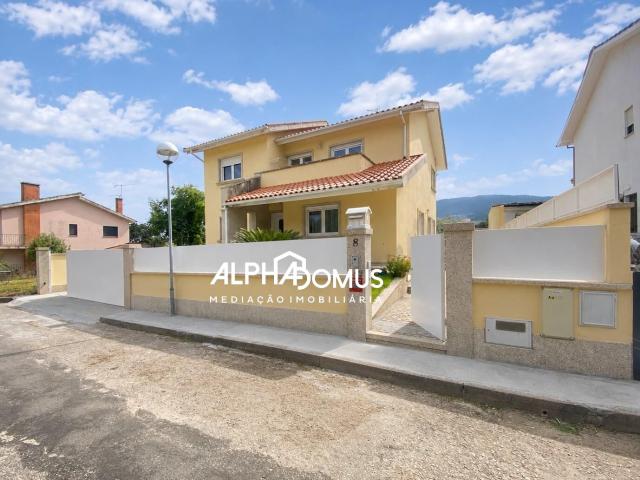 Moradia T4 com Suite, Sotão, Garagem e Espaço Exterior em Valença