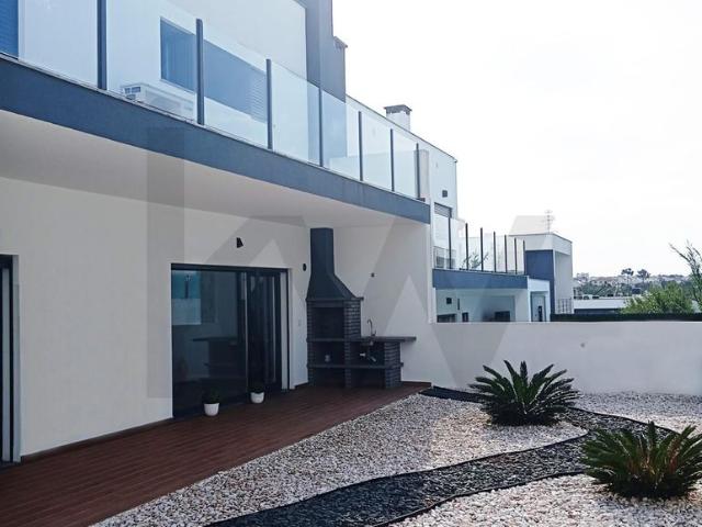 Moradia T4 como nova! Com jardim e pr instalao de piscina Corroio