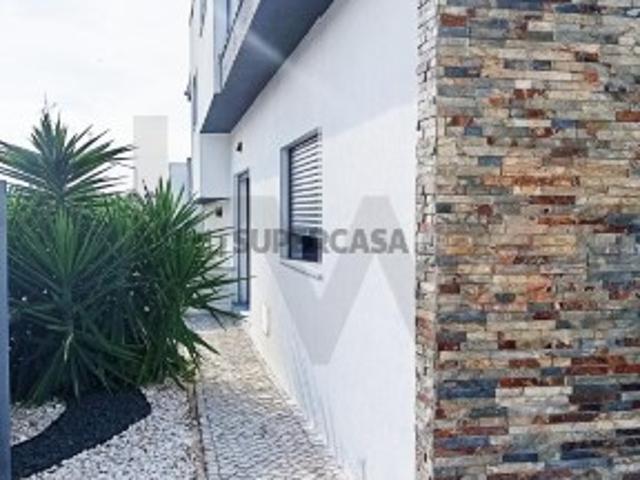 Moradia T4 como nova! Com jardim e pré instalação de piscina Corroios