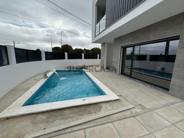 Moradia T4 CONCLUIDA com 1 suíte e piscina em Fernão Ferro