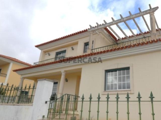 Moradia T4 | Conforto e Tranquilidade em Localização Privilegiada