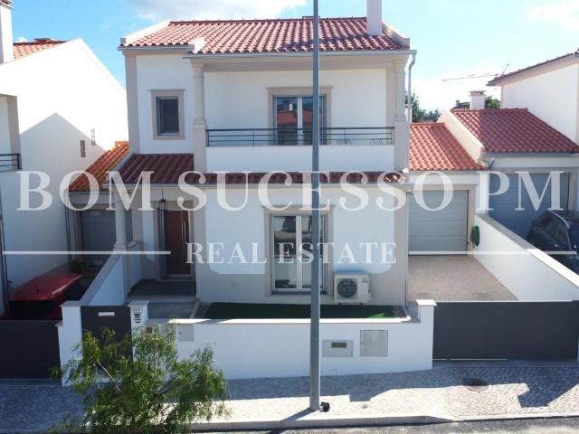 Moradia T4 contemporânea com jardim privado e garagem, perto. 172m² Cela