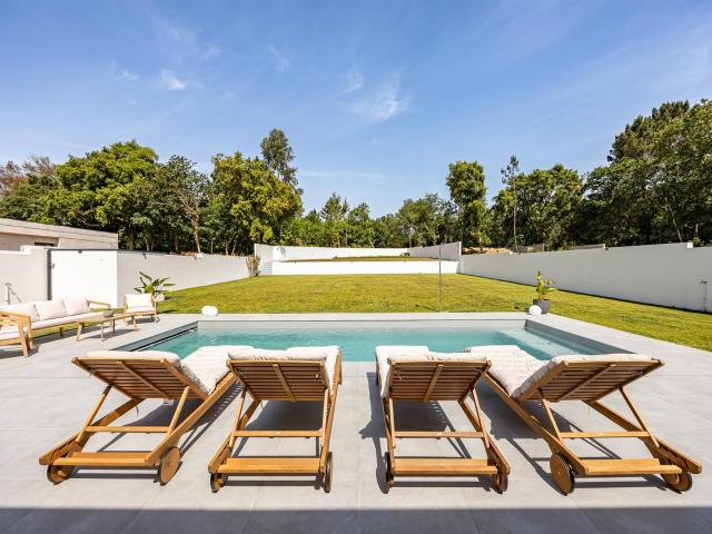 Moradia T4 Contemporânea com Piscina e Vista para o Bom Jesu. 250m² Real, Dume e Semelhe