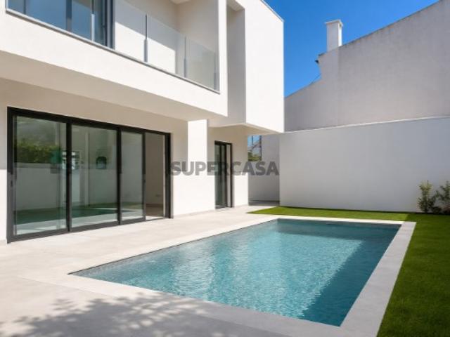 Moradia T4 contemporânea com piscina e garagem na Aroeira