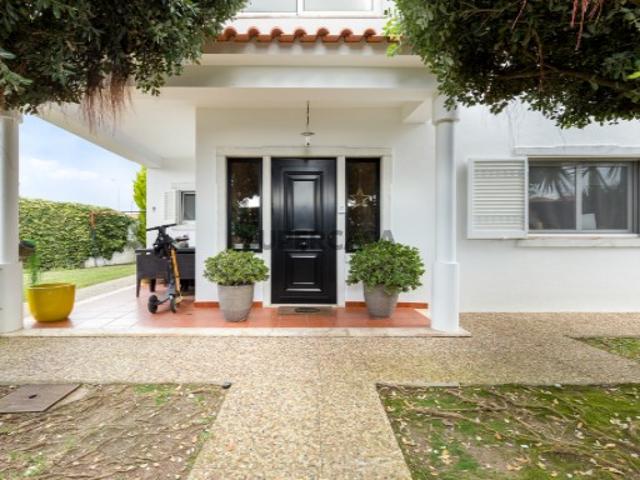Moradia T4 contemporânea com piscina e jardim de inverno no Magoito em Sintra