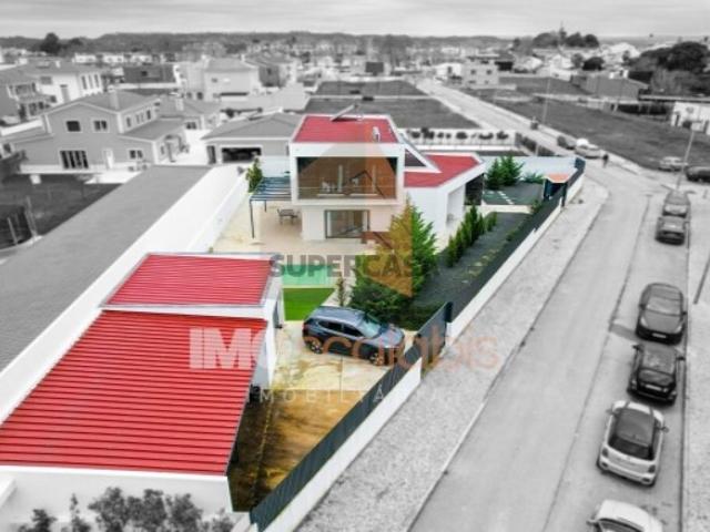 Moradia T4 Contemporânea com Piscina e Jardim em Almeirim