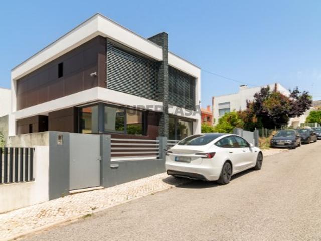 Moradia T4 Contemporânea com Piscina em Caxias