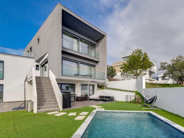 Moradia T4 Contemporânea com Piscina, Vista Rio e Localização Estratégica em Santa Iria de Azóia!