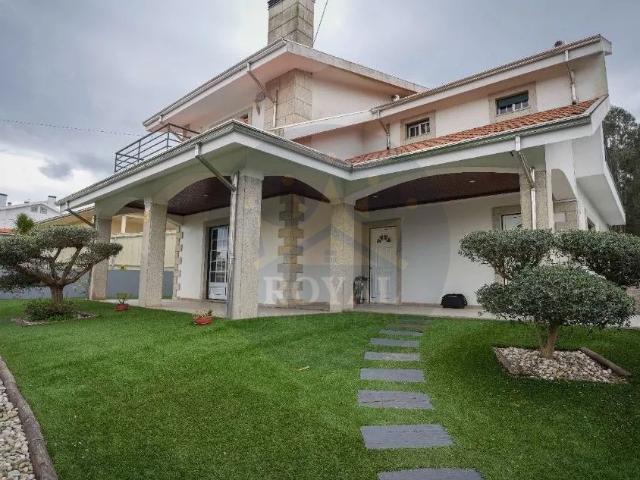 Moradia T4 Contemporânea com 3 pisos de áreas generosas e acabamentos modernos