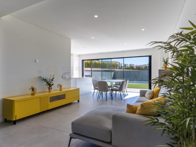 Moradia T4 Contemporânea |Piscina Privada | Mobilada e Equipada