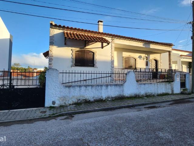 Moradia T4 C/quintal, Cave, Garagem em Palhais Barreiro