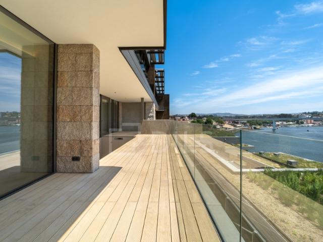 Moradia T4 Duplex, com terraço e piscina, frente ao Rio Douro