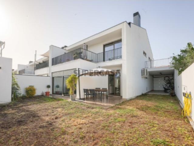 Moradia T4 de arquitetura moderna com vista para a Ria em Ílhavo!