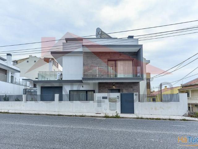 Moradia T4 de arquitetura moderna, estado de nova. | 26063973515