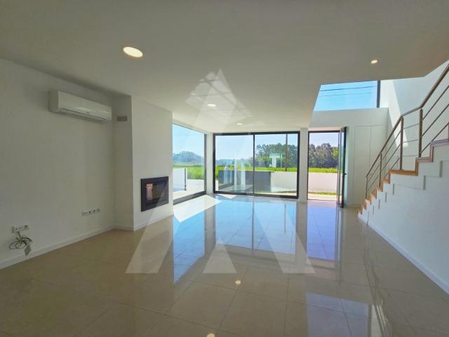 Moradia T4 de arquitetura moderna localizada em Oliveirinha!