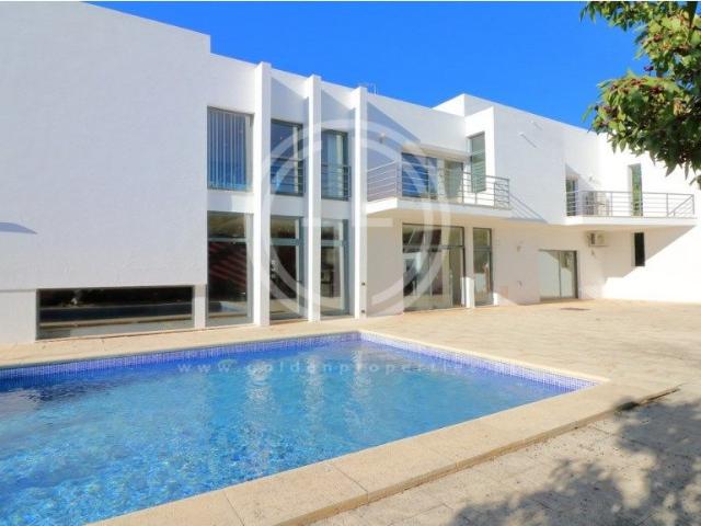 Moradia T4 de arquitetura moderna situada perto de Almancil