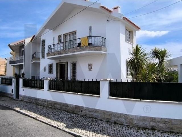 Moradia T4 de Arquitetura Colonial Um Refúgio Exclusivo Estoril