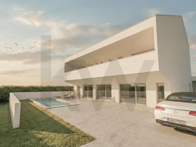 Moradia T4 de Arquitetura Contemporânea com Piscina e Rooftop Panorâmico