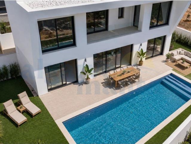 Moradia T4 de Arquitetura Contemporânea com Piscina, Rooftop. 0m² Tavira Santiago