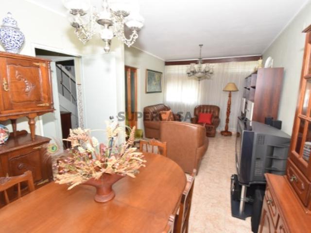Moradia T4 de dois pisos com garagem e logradouro