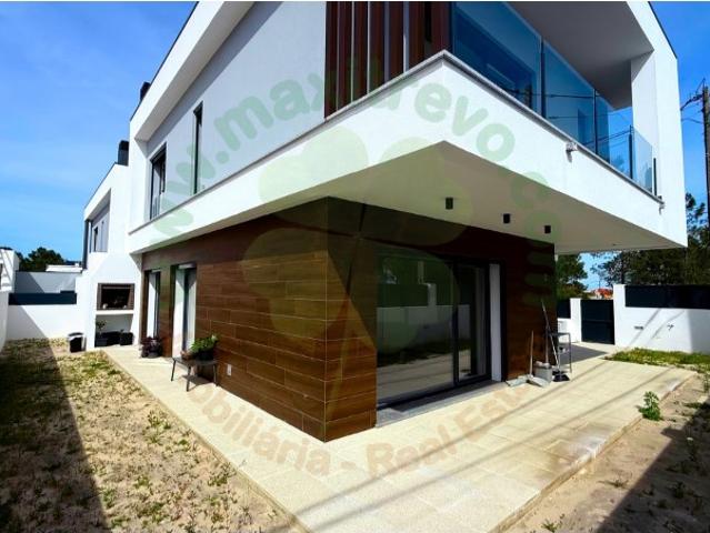 Moradia T4 de Excelência com Garagem Fechada e Estacionamento Privado