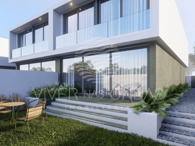 Moradia T4 de gaveto, c/ garagem, a 600 metros da praia, nas Marinh.