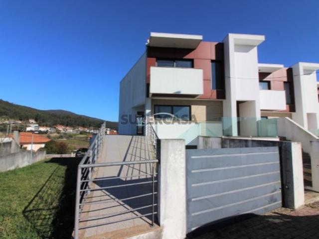 Moradia T4 de Gaveto inserida em lote com 485m2
