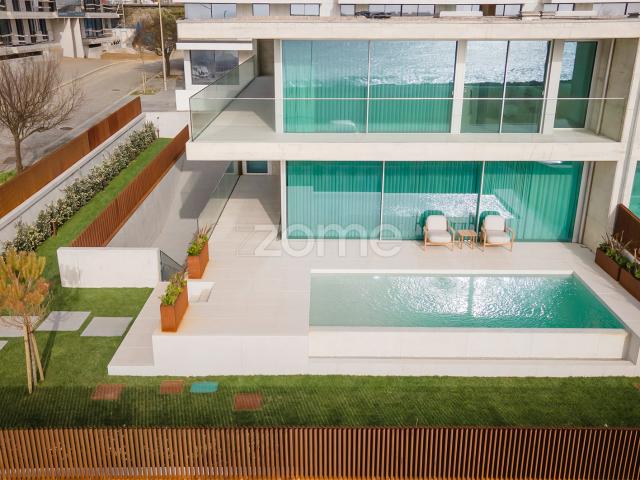 Moradia T4 de Luxo 1ª Linha do Mar com acesso directo à Praia