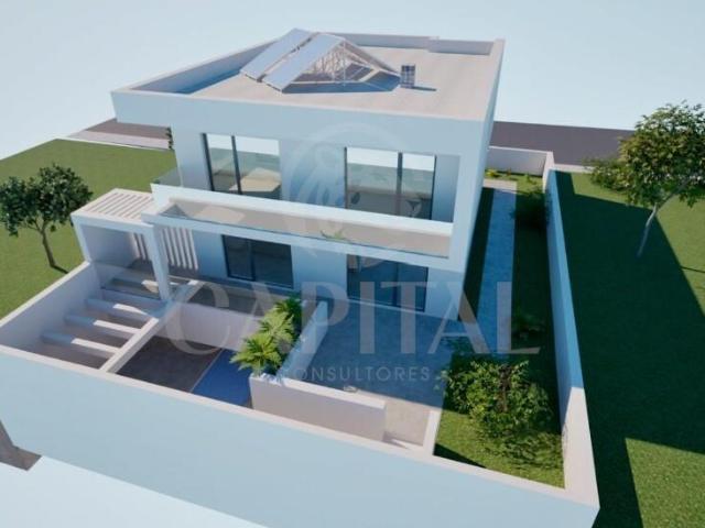 Moradia T4 de Luxo com Piscina Aquecida, Garagem e Painéis Solares em Santa Iria de Azoia
