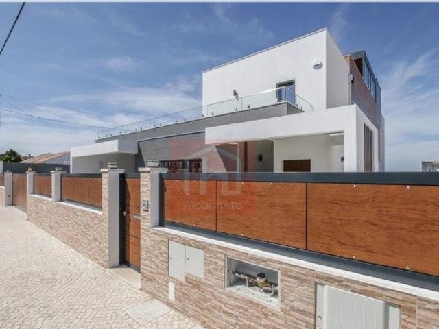 Moradia T4 de Luxo com piscina e elevador no centro de Alcochete