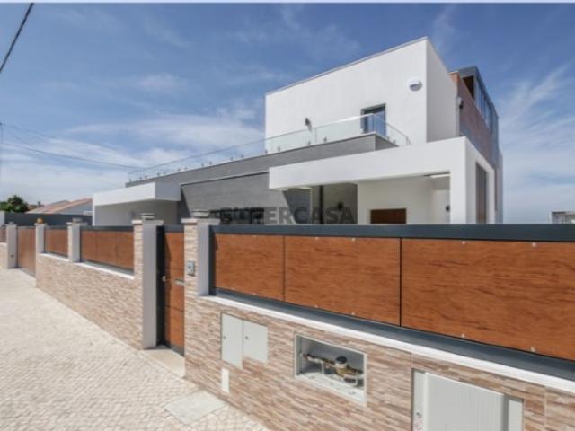 Moradia T4 de Luxo com piscina e elevador no centro de Alcochete