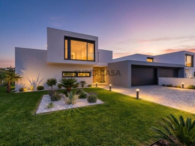 Moradia T4 de Luxo com Piscina e Jardim | Gouveia | Sintra