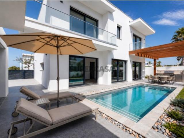 Moradia T4 de Luxo com Piscina Privativa e Jardim | Mafra