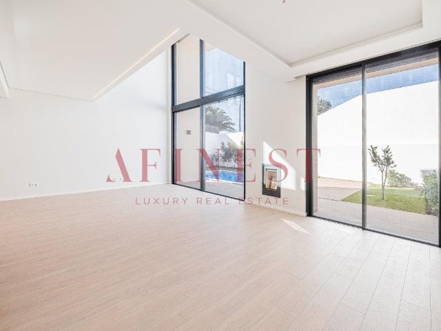 Moradia T4 de Luxo com Rooftop e Vistas Panorâmicas em Casca. 255m² Alcabideche