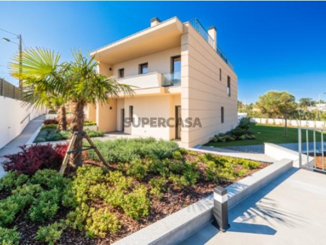 Moradia T4 de Luxo com Rooftop e Vistas Panorâmicas em Cascais