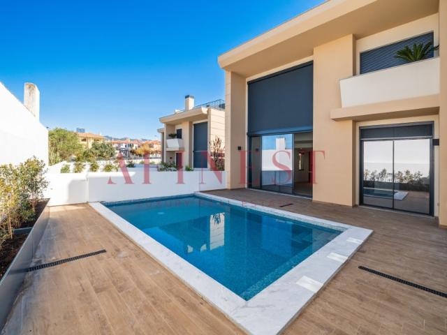 Moradia T4 de Luxo com Rooftop e Vistas Panorâmicas em Cascais