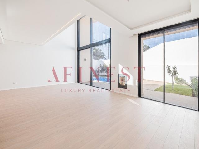 Moradia T4 de Luxo com Rooftop e Vistas Panorâmicas em Cascais