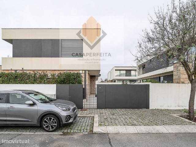 Moradia T4 de Luxo com 4 Frentes, 4 Suites, Elevador, Piscina e Jar.