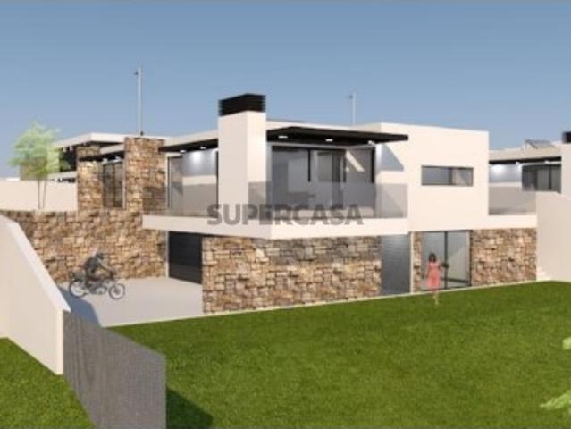 Moradia T4 de Luxo com 4 Frentes, 4 Suites, Elevador, Piscina e Jardim 300 metros das Praias