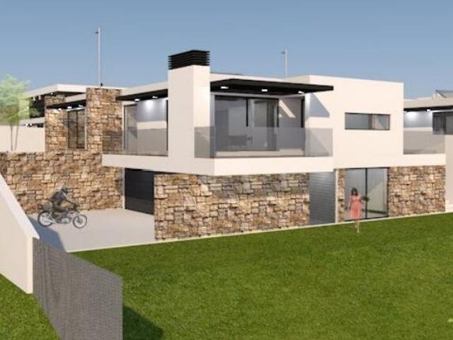 Moradia T4 de Luxo com 4 Frentes, 4 Suites, Elevador, Piscina e Jardim 300 metros das Praias