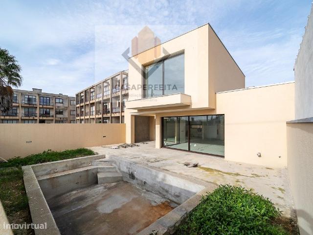 Moradia T4 De Luxo com 4 Frentes, Jardim Interior, Terrao e Piscin.
