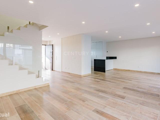 Moradia T4 de Luxo em Alcochete: Conforto, Piscina e Vista Panormica