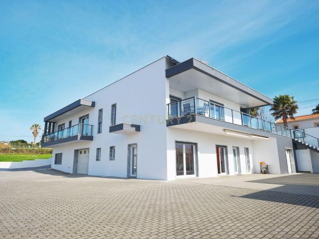 Moradia T4, com anexo e garagem, a 5 minutos da praia