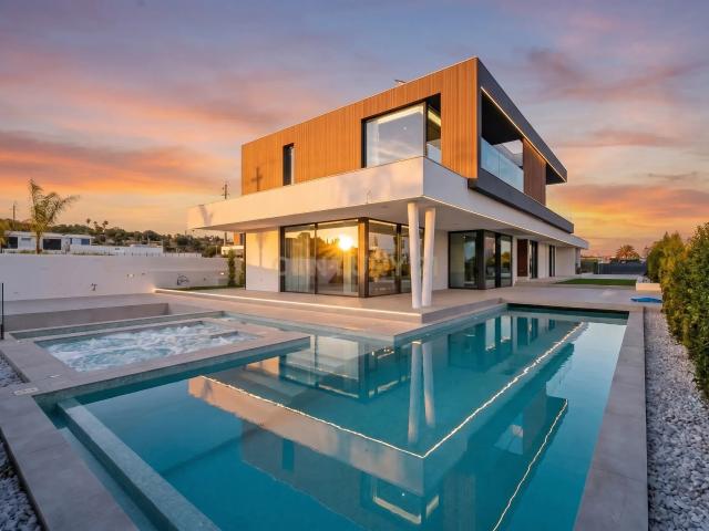 Moradia T4 de Luxo, nos Salgados | Duas Piscinas Interior/Exterior | Sunken Fire Pit | Cave c/ 215 m2