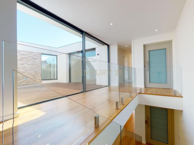 Moradia T4 de luxo na Madalena – 2.ª linha de mar